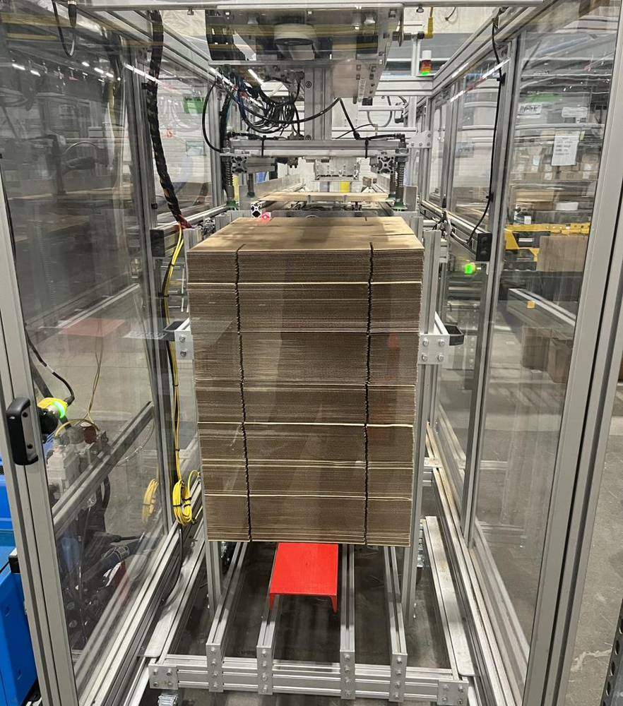 Palletizing cell with stacked cartons